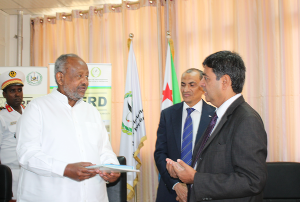  Le Ministre de l'Enseignement Supérieur et de la Recherche, son Excellence Dr.Nabil Mohamed Ahmed à la cérémonie d'acquisition des livres scientifiques au CERD.